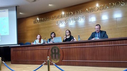 La letrada Beatriz Calavia Rodr�guez, en el Colegio de Abogados de Oviedo