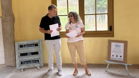 Presentaci�n en La G�eria del I�Encuentro Cancios de Llavaderu, con la narradora y promotora Ana Laura�Barros, acompa�ada por el alcalde, Jos� Ram�n Mart�n Ardines