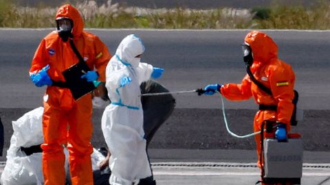 Un pasajero del MV Hondius, en el aeropuerto de Tenerife Sur