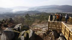 Uno de los miradores del parque de A Fracha sobre A Canicouva y la r�a de Vigo