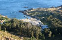 La factor�a ballenera de Caneli�as est� en un enclave privilegiado en Cee.