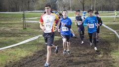 Medio millar de escolares hicieron frente al fr�o y a la lama en el campo atrav�s de Carballo