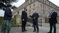 Gonzalo Caballero y Jos� Tom�, ayer junto al colegio de la Compa��a