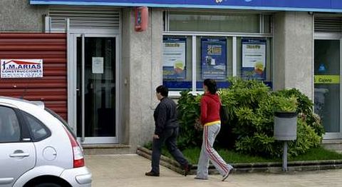 Imagen de archivo de la sucursal de Novagalicia Banco en Rubi�n (B�veda), en la que en el 2007 entraron de noche y forzaron un cajero autom�tico, en un asalto similar a los intentados en O Incio. 