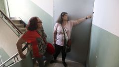 Isabel Ribeiro y Yolanda Mart�n Roca, en un edificio con pisos tapiados contra la okupaci�n en Recimil