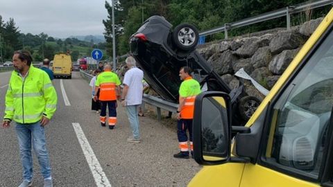 Accidente de tr�fico con una mujer herida en Sariego.