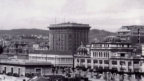 Restrospectiva del edificio del Banco Pastor, estacin martima, antiguo Hotel Atlntico y el Kiosko Alfonso