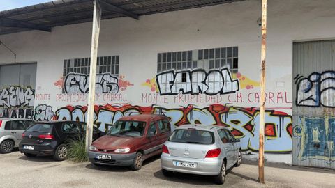 Parcela simbólica. El TSXG negó en abril a la Comunidad de Montes de Cabral que la finca que acoge una nave cerca de la autovía A-55 fuese propiedad comunal, aunque así se afirme con pintadas