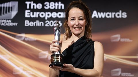 Laia Ateca, con el premio a Mejor Dise�o de Producci�n por �Sir�t�.
