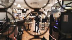 Preparativos en la cafeter�a Niza, en Ourense, ante una posible reapertura