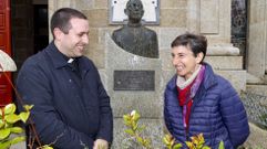 JAVIER CARBALLO Y ESTRELLA ARJOMIL. El primero fue ordenado en julio del ao pasado. Es familiar en diversos grados, desde tos-bisabuelo hacia abajo, de varios sacerdotes Arjomil. Y pariente de Estrella Arjomil Soto, misionera que lleva ya 14 aos en Mozambique. Esta semana posaban delante del busto dedicado al exprroco vimiancs Manuel Arjomil Castieira.