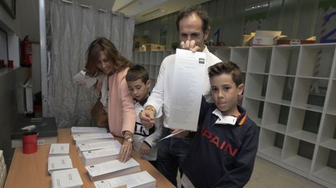 Toms Fole vota en familia, su hijo nos muestra la papeleta
