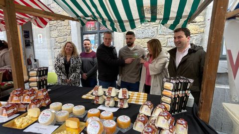 El consejero de Medio Rural y Pol�tica Agraria, Marcelino Marcos, y la directora general de Agricultura, Agroindustria y Desarrollo Rural, Bego�a L�pez, visitan en Salas los puestos del XXXIII Certamen de Quesos Artesanos de Asturias