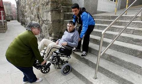 Valentn Gonzlez vive en una casa del casco antiguo de A Guarda y para salir de ella tienen que salvar escalones.