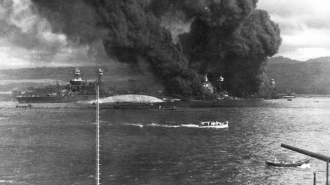 Im�genes de la US Navy de los barcos ardiendo y hundi�ndose tras el ataque nip�n en Pearl Harbor.
