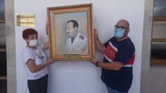 A vicepresidenta da Deputaci�n, Maite Ferreiro, e o deputado de Memoria Hist�rica, Efr�n Castro, descolgando o cadro dun presidente provincial