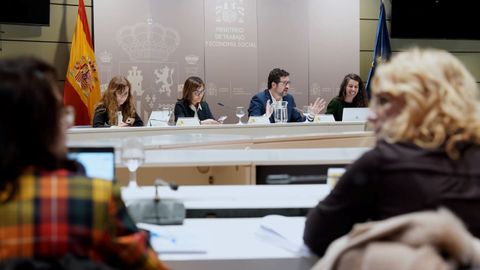 Trabajo logra acuerdo con sindicatos para subir el SMI un 4,4% en el 2025