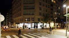 El local en litigio se localiza en este edificio en la confluencia de las calles Xeneral Pardi�as y Rep�blica do Salvador, en el Ensanche