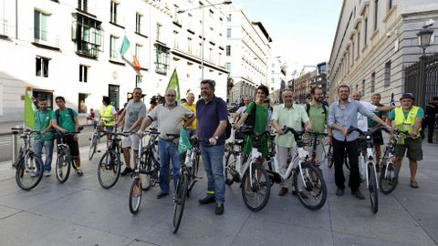 Integrantes de Equo llegan en bicicleta al Congreso para asistir a la sesi�n constitutiva de las Cortes.