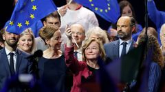 Nathalie Loiseau (sosteniendo una bandera de la Uni�n) insult� a sus aliados europeos, seg�n unas filtraciones del diario belga � Le Soir�