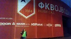 Franca, posando con la camiseta del Celta y el escudo de la Vojvodina detr�s