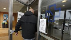 Carteles en el centro de salud viveirense informando de falta de m�dicos