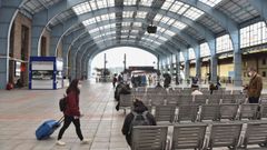 Pasajeros en la estaci�n de tren de A Coru�a. La foto se tom� en febrero, en plenas restricciones