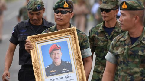 Las autoridades le rinden un homenaje a Saman Kunan, de 38 a�os, quien muri� al intentar rescatar a los ni�os y a su entrenador. 