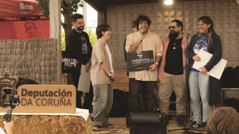 A banda pontevedresa Pablo y los ciervos dorados, no momento de recibir o premio no Festival da Luz
