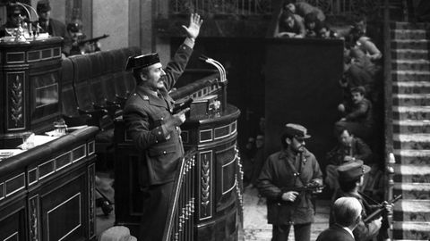 El teniente coronel Antonio Tejero, pistola en mano, dirigi�ndose a los diputados desde la tribuna del Congreso.