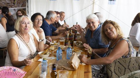En la carpa de la plaza Ram�n Juega hubo ayer un gran ambiente desde el mediod�a y hasta primera hora de la tarde.