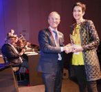 La doctora Victoria de Rojas recogi� el premio en Barcelona. 