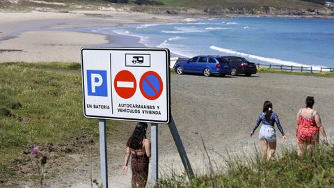 En Santa Comba se ha creado un �rea para autocaravanas, pero la explanada m�s pr�xima a la playa (en la imagen), donde se suele ubicar la caseta de socorrismo, es solo para turismos y motos. 