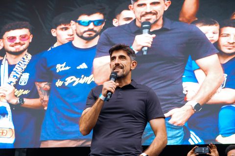 El entrenador del Real Oviedo, Paunovic,�durante la celebraci�n del ascenso a Primera Divisi�n