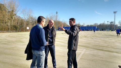 Viktor Onopko charlando con Hierro tras el entrenamiento de esta maana en El Requexn