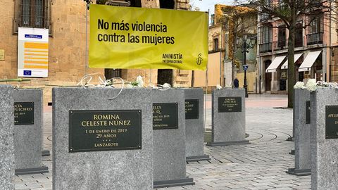 Cementerio efmero instalado en la plaza de Porlier en Oviedo con lpidas que recogen los nombres de las mujeres y nios que han sido vctimas de la violencia de gnero en Espaa en 2019