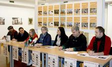 La concejala Marisa �lvarez se rode� de varios representantes de grupos participantes en el programa