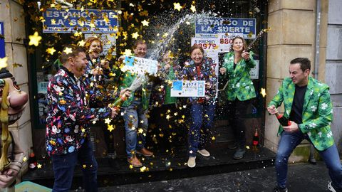 Los seis hermanos y la matriarca de la Administracin nmero 2 de Oviedo celebran este sbado el haber vendido dcimos del 94.974, agraciado con el primer premio del sorteo extraordinario de la lotera del Nio