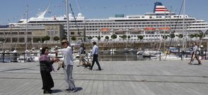 Dos pasajeros nipones ante el crucero Asuka II, que ayer tuvo su escala inaugural en el puerto de Vigo. 