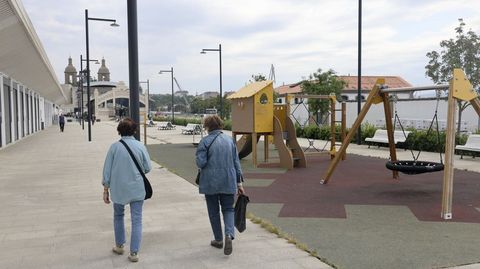 La plaza cuenta con un parque infantil y numerosos bancos, que se quedan vac�os en los d�as de sol y calor.