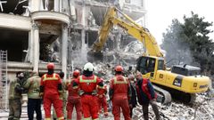 Un equipo de bomberos trabaja en las ruinas de un edificio residencial de Teher�n bombardeado por EE. UU. e Israel.