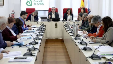 La oposici�n de Ames (PP, BNG y Espazo Com�n) rechaz� la cuesti�n de confianza presentada por el alcalde, Blas Garc�a (PSOE) tras perder en el pleno del lunes (en la imagen) la votaci�n del presupuesto.