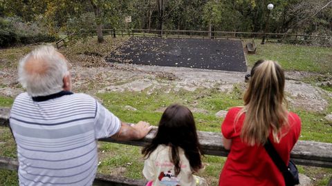 El parque infantil actual ya tiene retirados todos los columpios.