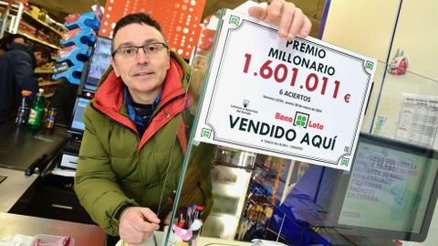 Gonzalo Fortes, responsable de A Tenda da Aldea, mostrando el cartel con el premio que dieron.