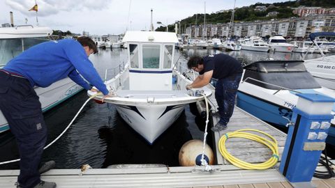 Dos de los ocho trabajadores del puerto deportivo de Viveiro, que ofrece asistencia continua