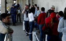 Colas durante los �ltimos d�as del proceso de regularizaci�n de inmigrantes, en una imagen de archivo