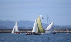 En la imagen, la zodiac de Os Patexeiros, junto a algunas de las embarcaciones de la asociaci&oacute;n en la bocana del puerto de Sada.