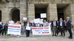 Protesta de propietarios de viviendas tursticas, esta maana en Santiago, antes del pleno.