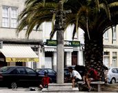 El cruceiro se encuentra en pleno centro urbano de Melide.