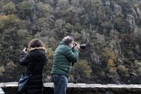 Visitantes sacando fotos en la zona del embarcadero de Os Chanc�s, en Sober, en una imagen de archivo
